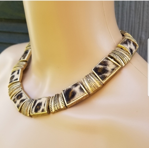 VINTAGE HIGH QUALITY ORNATE MATTE GOLDTONED & FAUX CHEETAH FUR COLLAR NECKLACE - Picture 2 of 6